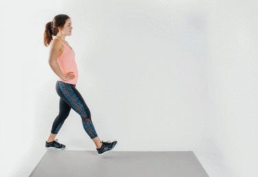 تقویت عضلات باسن با حرکت لانچ به صورت راه رفتن