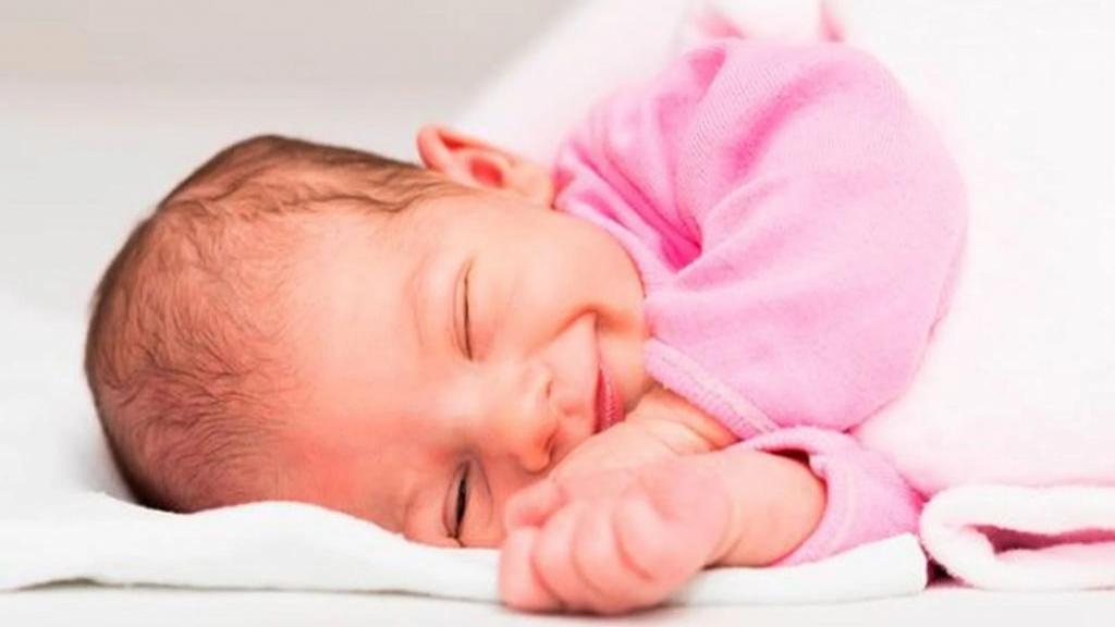علل خوابیدن نوزاد با چشم باز و رفع بازماندن چشم نوزاد در خواب