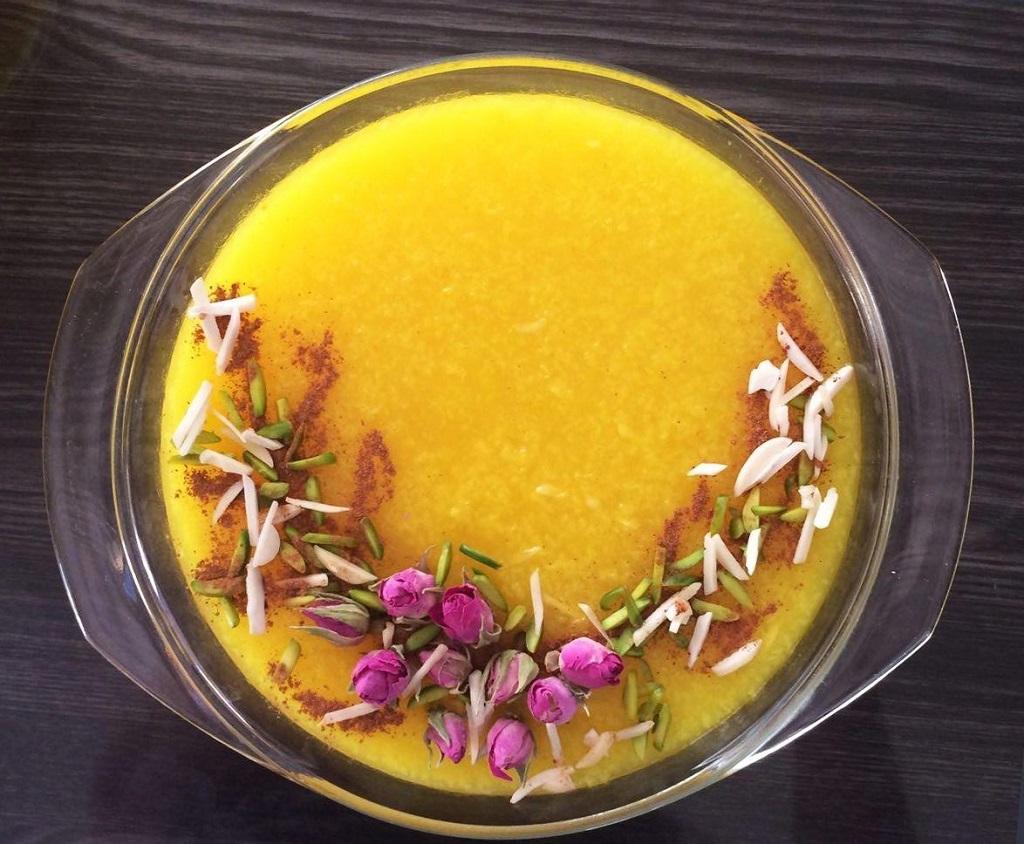 مدل تزیین شله زرد با خلال بادام و پسته 1