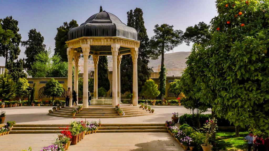 جاهای دیدنی شیراز : آرامگاه حافظ