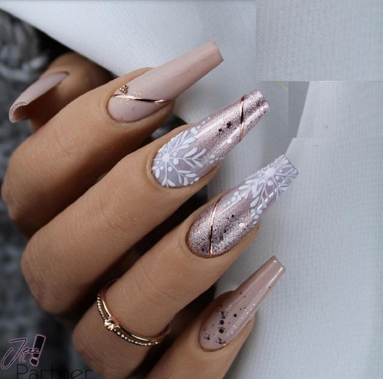 طراحی ناخن برای زمستان مدل دانه برف شامپاینی