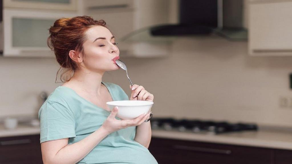 خوردن عسل در بارداری: آیا زنان باردار می توانند عسل بخورند؟