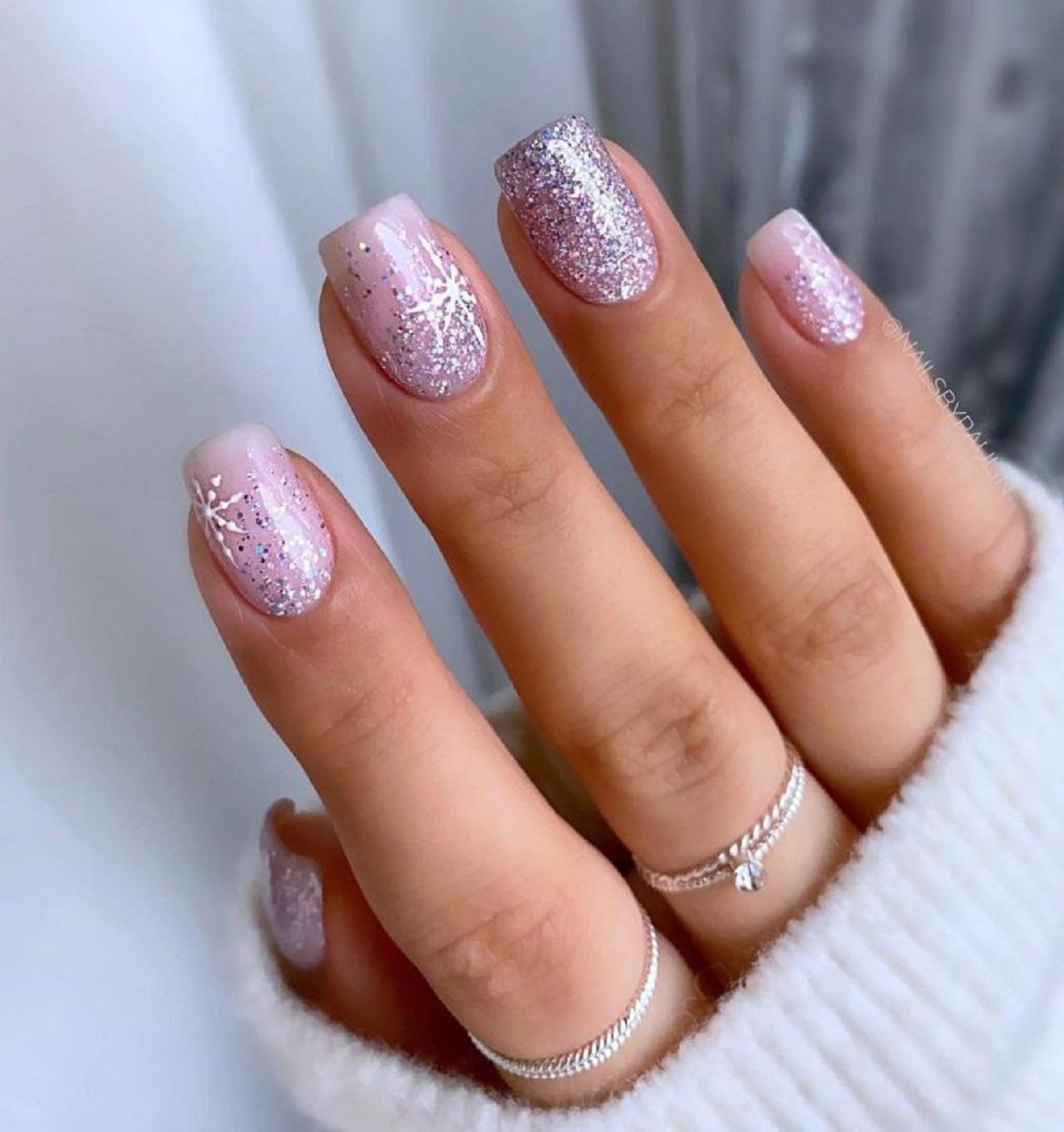 طرح ناخن زمستانی خاص با اکلیل و برف