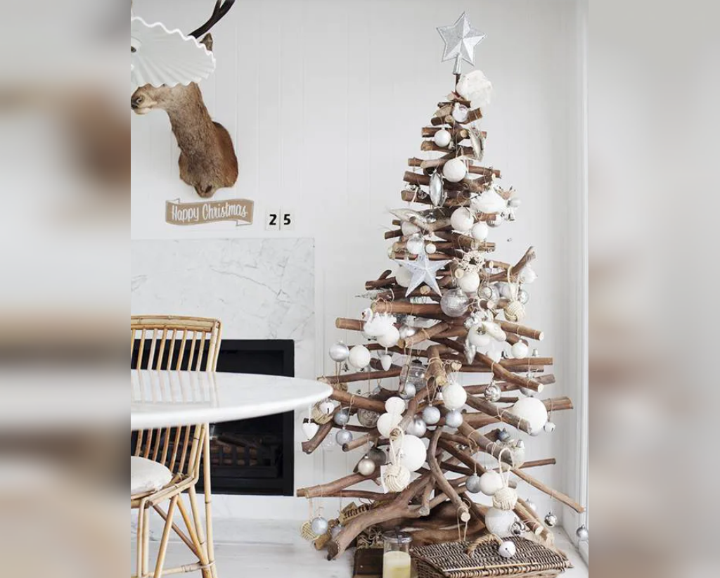 تزیین درخت کریسمس با وسایل دور ریختنی و چوب