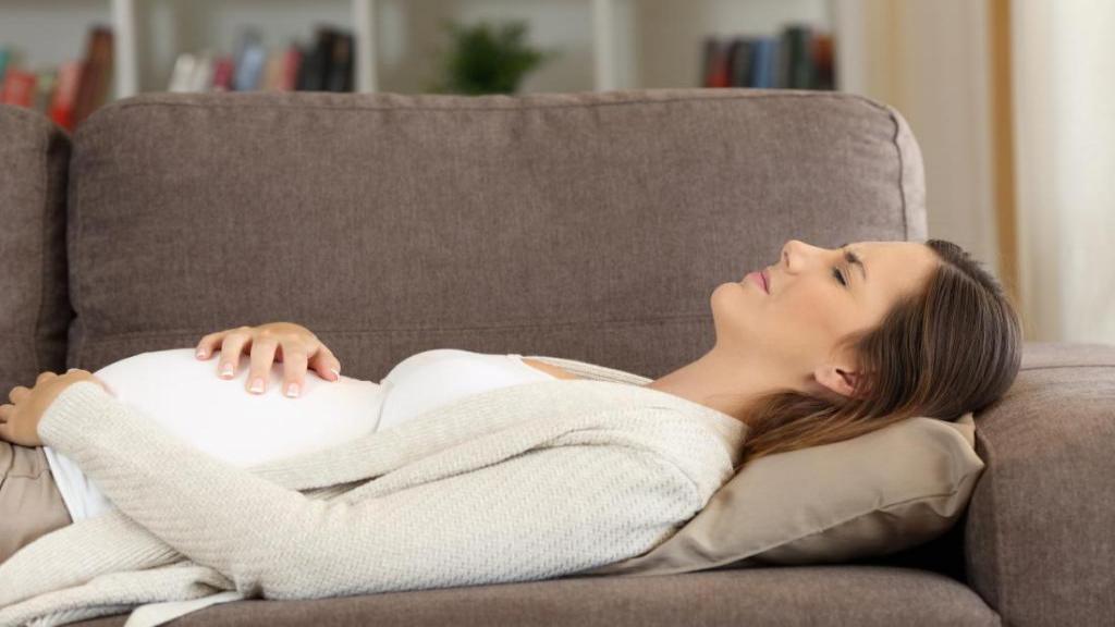 حالت خوابیدن در بارداری: مضرات به پشت خوابیدن در دوران بارداری