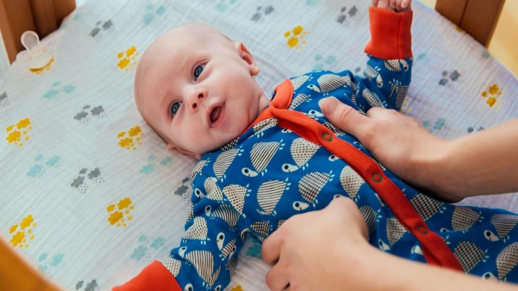 علل تنفس غیر عادی و صدا دار نوزادان چیست + نکاتی برای والدین درباره تنفس کودکان