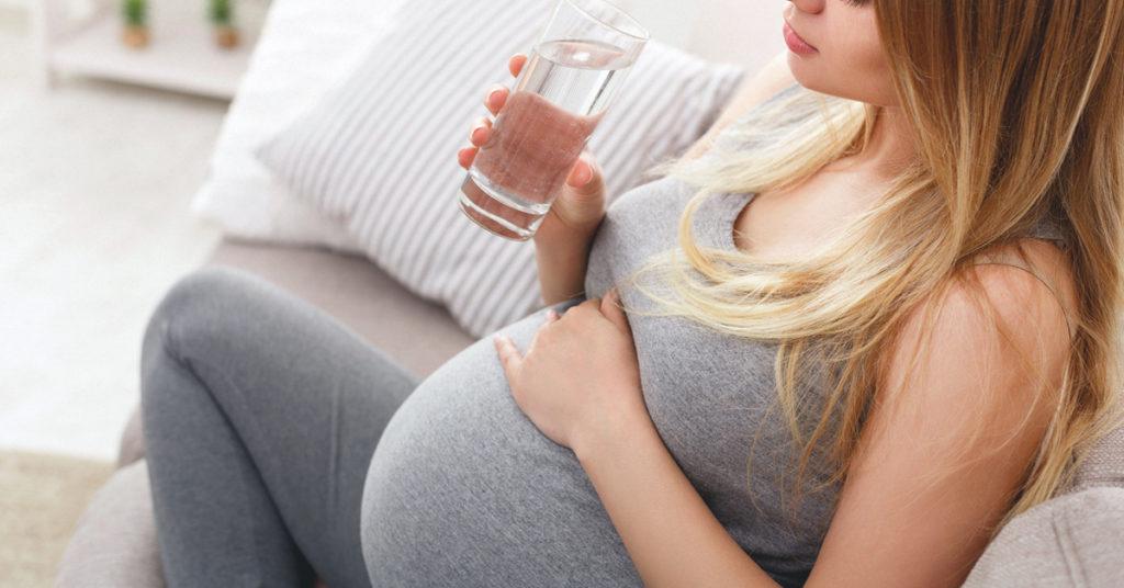درمان خانگی سوزش ادرار در بارداری:نوشیدن مقدار زیاد آب