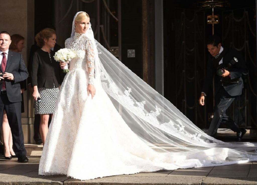 مدل لباس عروس پوشیده دنباله دار 