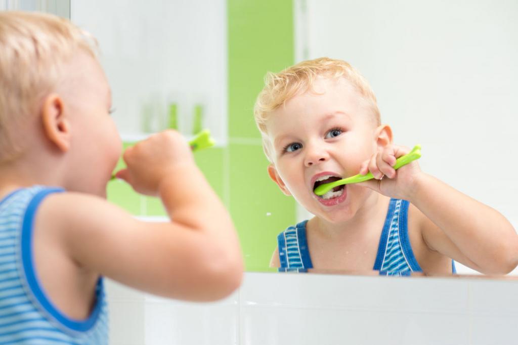 نحوه درست استفاده از مسواک و نخ دندان برای کودکان