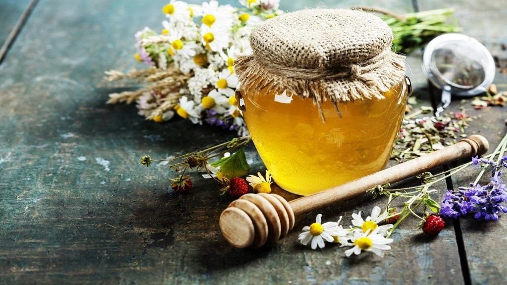 خواص و مضرات عسل گون برای سلامتی و پوست؛ طبع و مشخصات