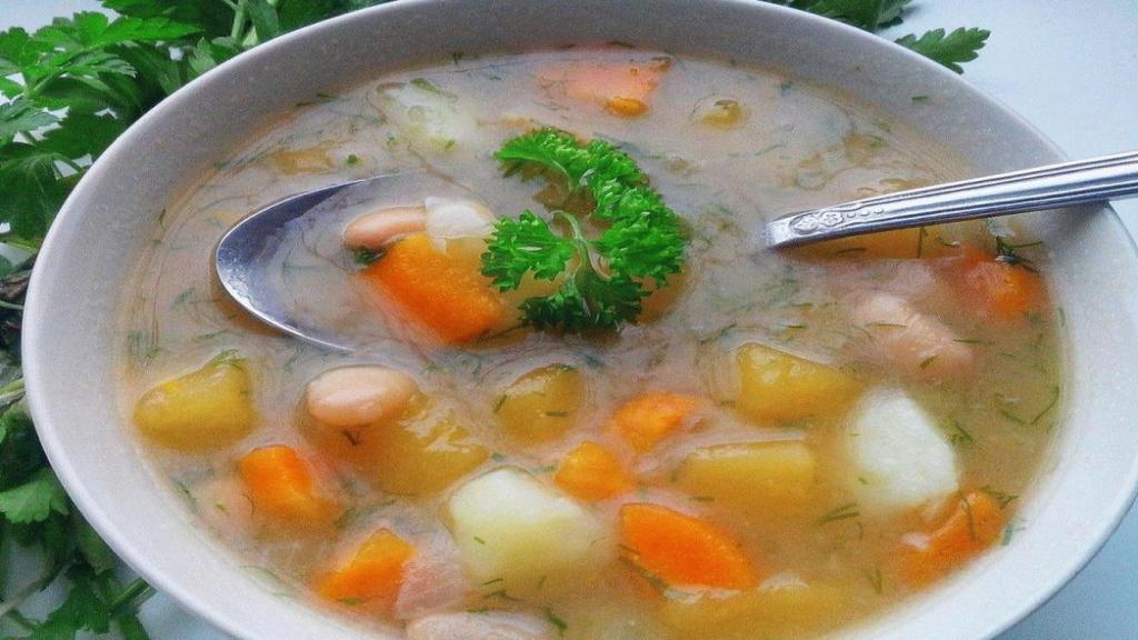 طرز تهیه سوپ شلغم خوشمزه برای سرماخوردگی با جو، کرفس و هویج