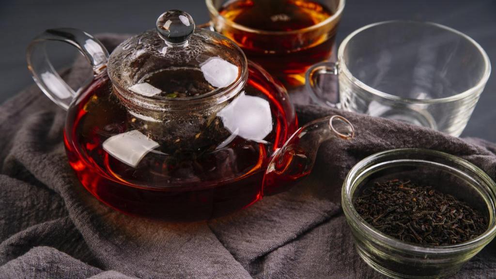 خواص و مضرات چای سیاه برای پوست، جوش و سیاهی چشم + طرز استفاده