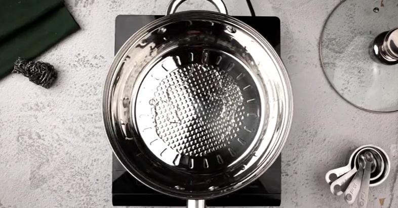 نحوه نچسب کردن ماهی تابه با روغن 3