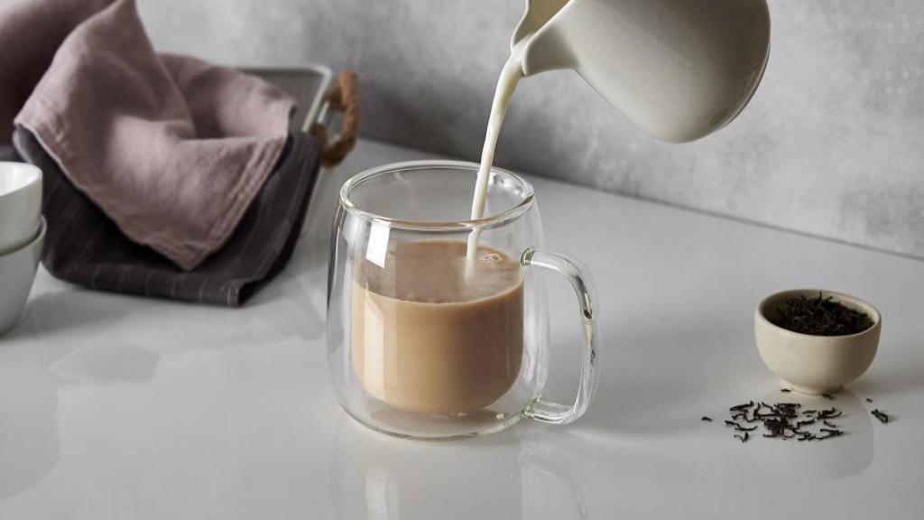 طرز تهیه شیر چایی در دو نوع سرد و گرم و انواع مختلف چای و شیر