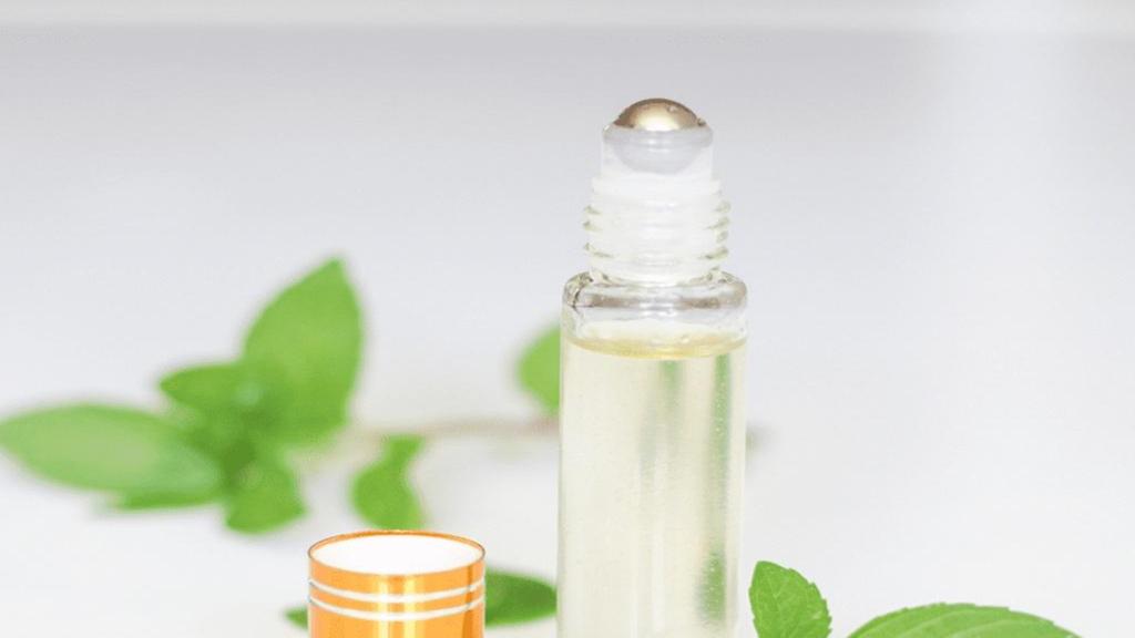 طرز تهیه لیپ اویل؛ آموزش ساخت روغن لب خانگی با اسانس‌ های طبیعی