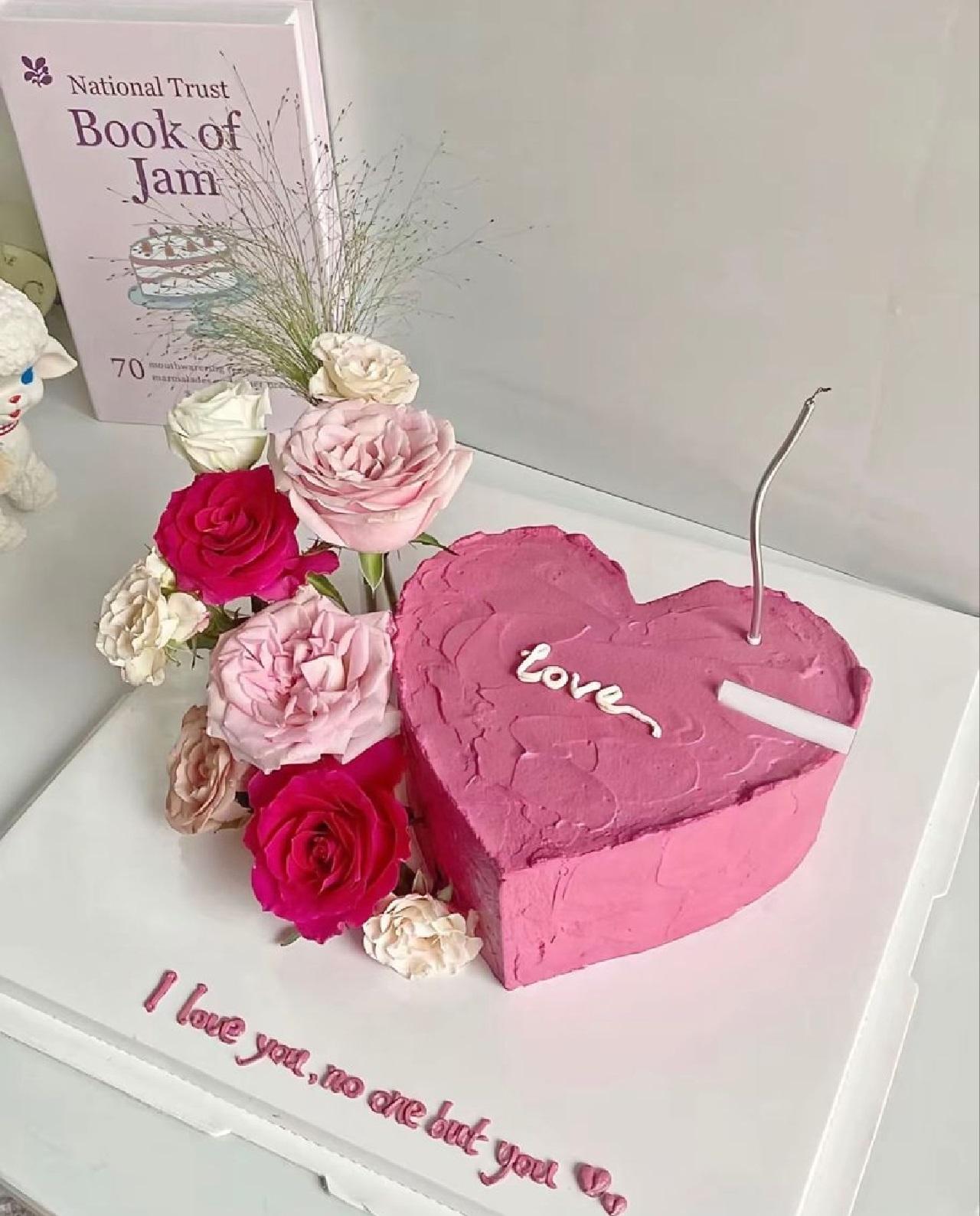 مدل کیک روز مادر قلبی شکل ساده