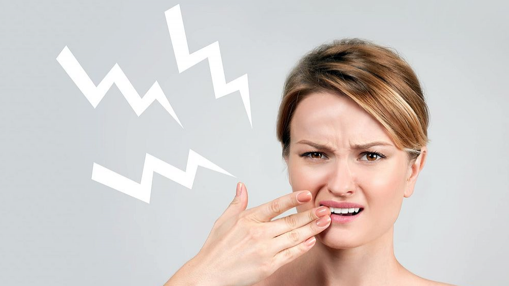 حساسیت دندان چیست؛ 5 علت درد و حساس شدن دندان ها