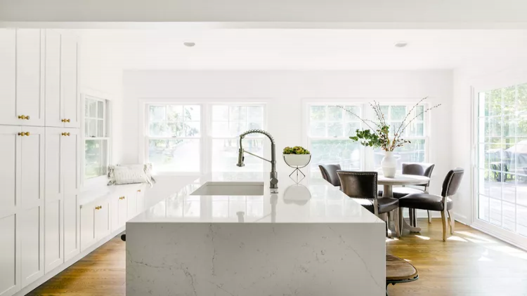 55 ایده در طراحی دکوراسیون آشپزخانه با رنگ سفید شیک و لوکس