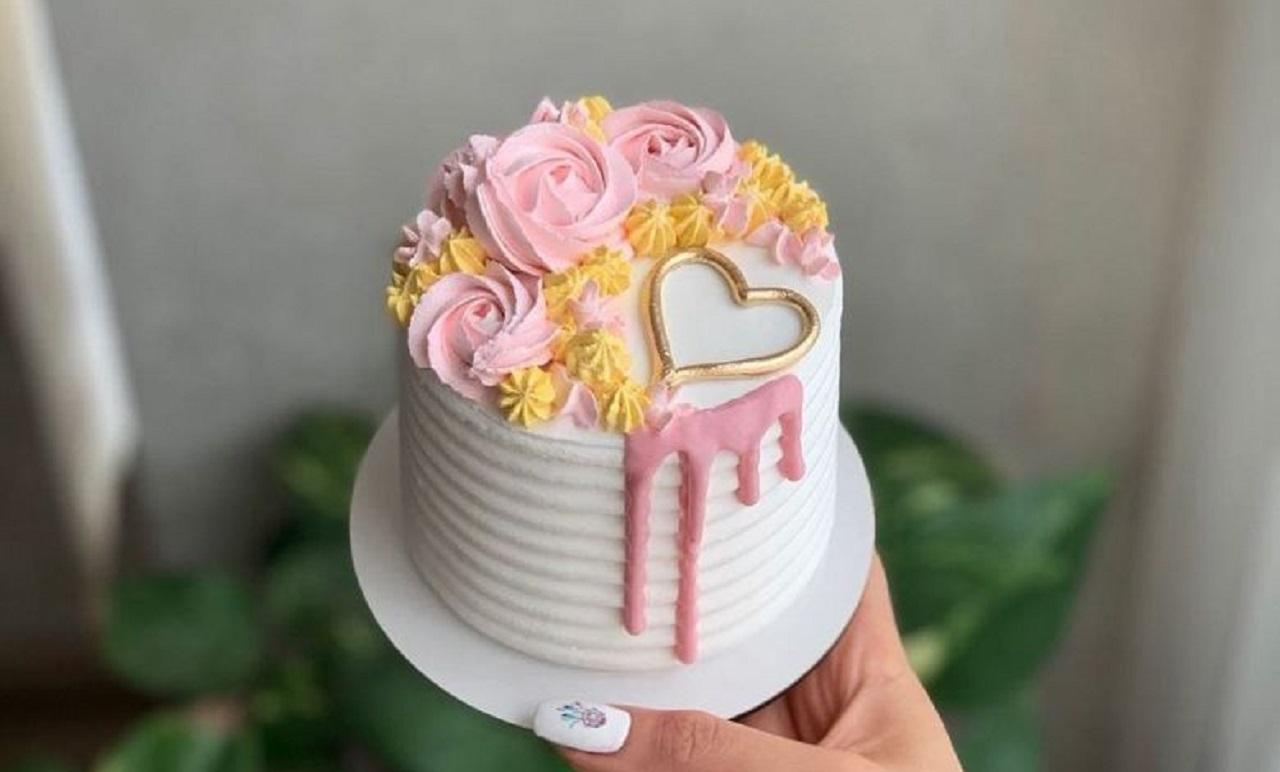 مدل مینی کیک روز مادر شخصی سازی شده با گل