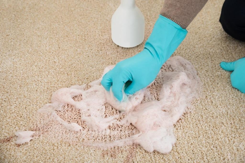 طریقه از بین بردن لکه خون از روی فرش با ساده ترین مواد