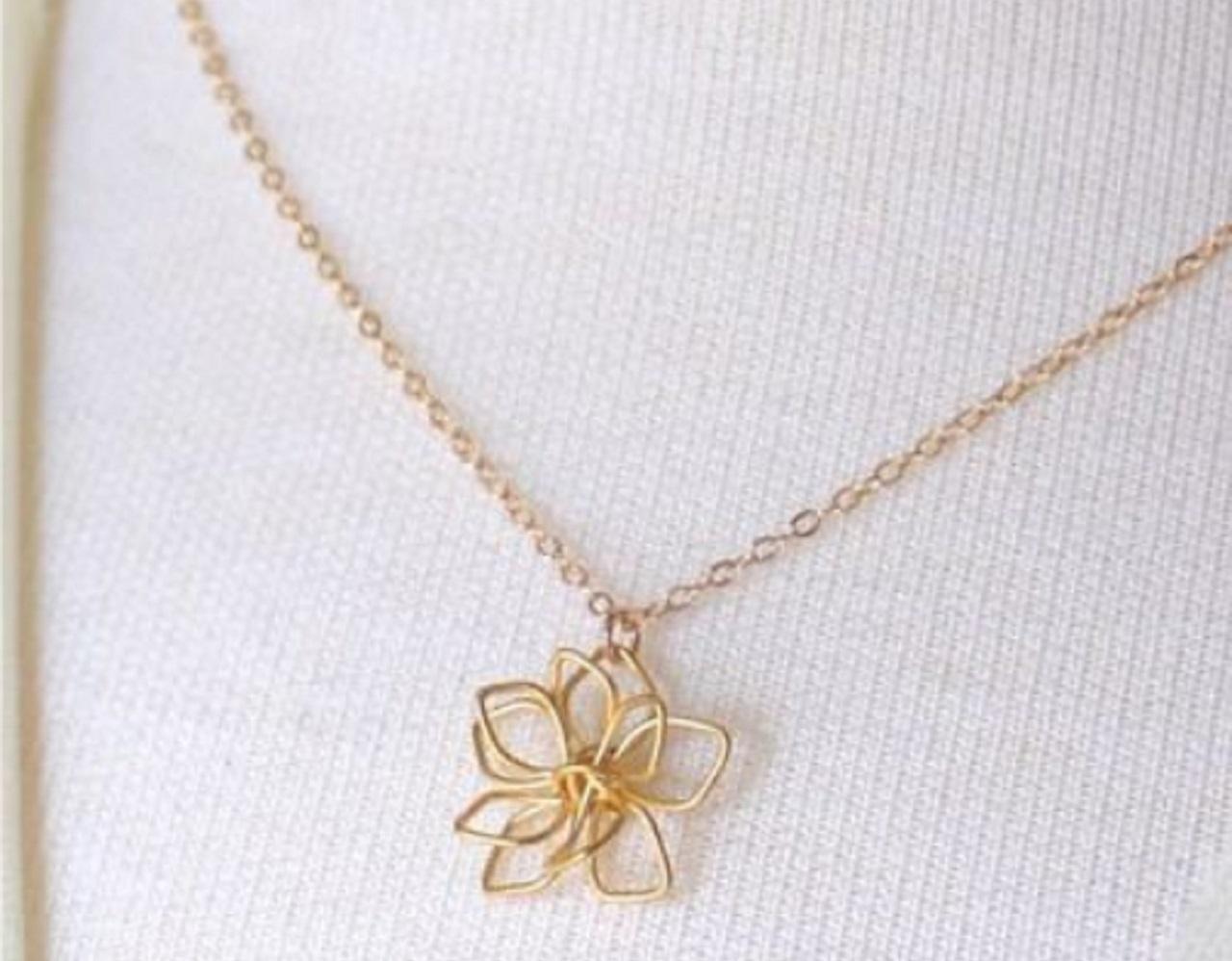 گردنبندهای ظریف با طرح گل 2