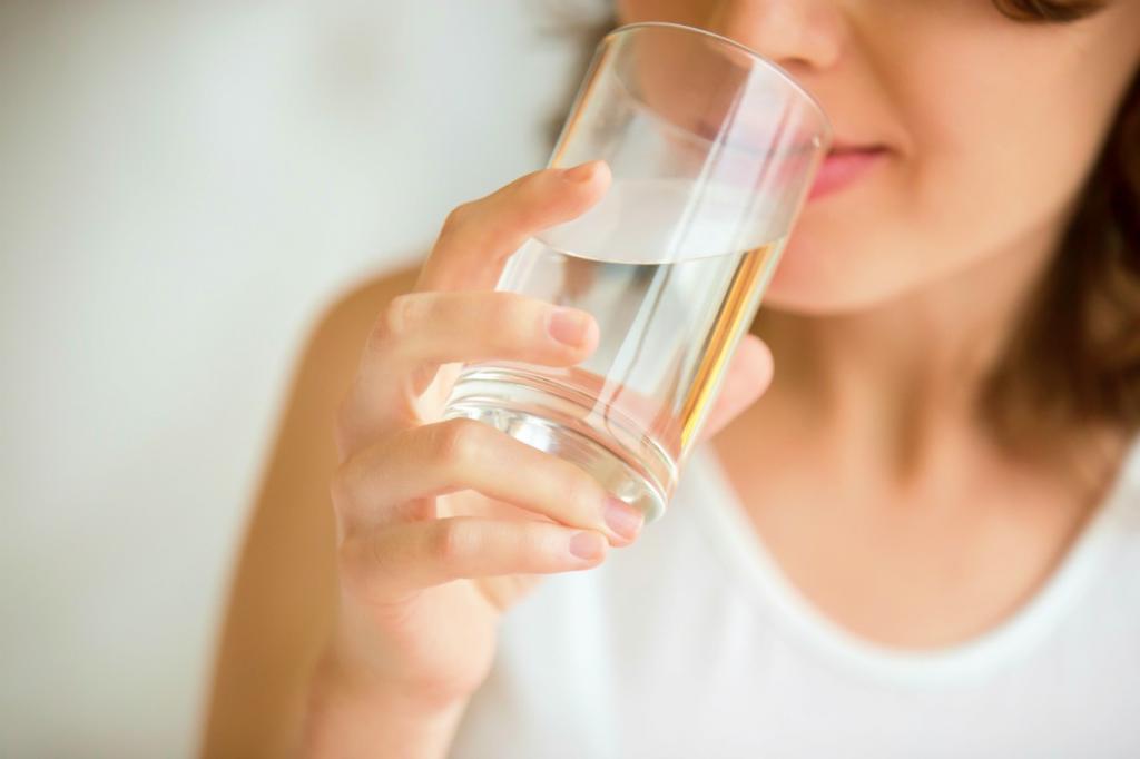 برای درمان افتادگی پوست شکم بعد از زایمان آب بنوشید