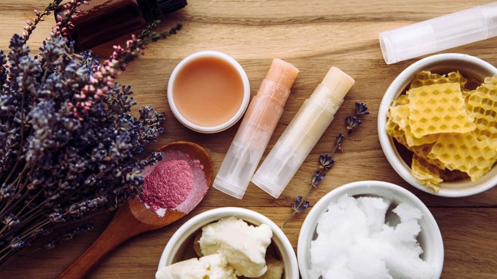 مواد لازم برای ساخت روغن لب خانگی 2