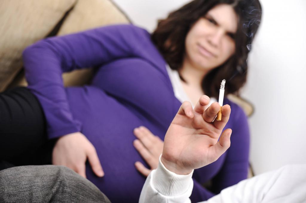 خطرات ناشی از دود دست دوم سیگار بر خانم های باردار و جنین