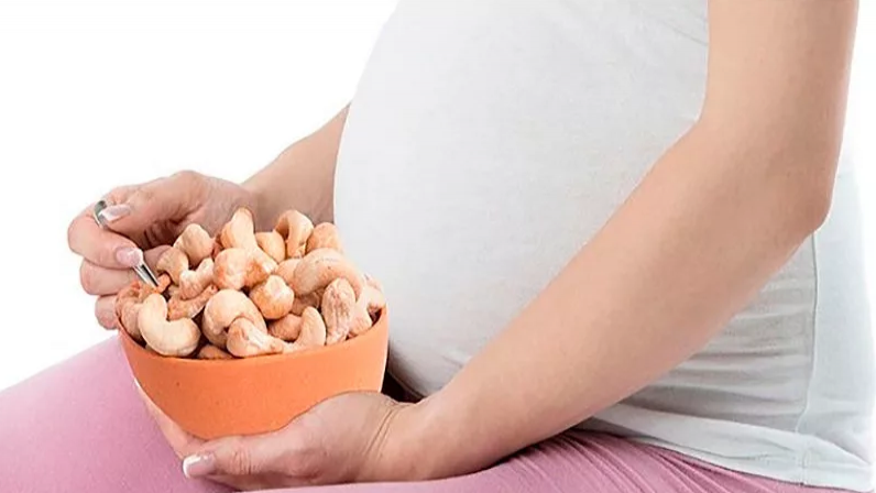 خواص و مضرات مصرف بادام هندی در بارداری برای جنین و مادر