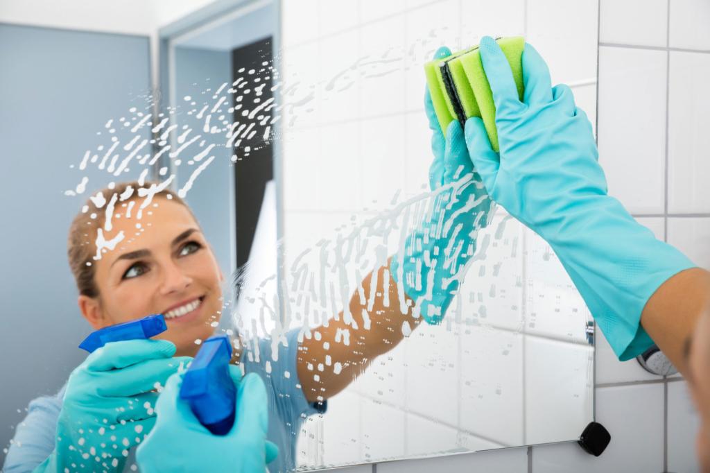 ترفندهای خانه داری برای تمیز کردن آینه