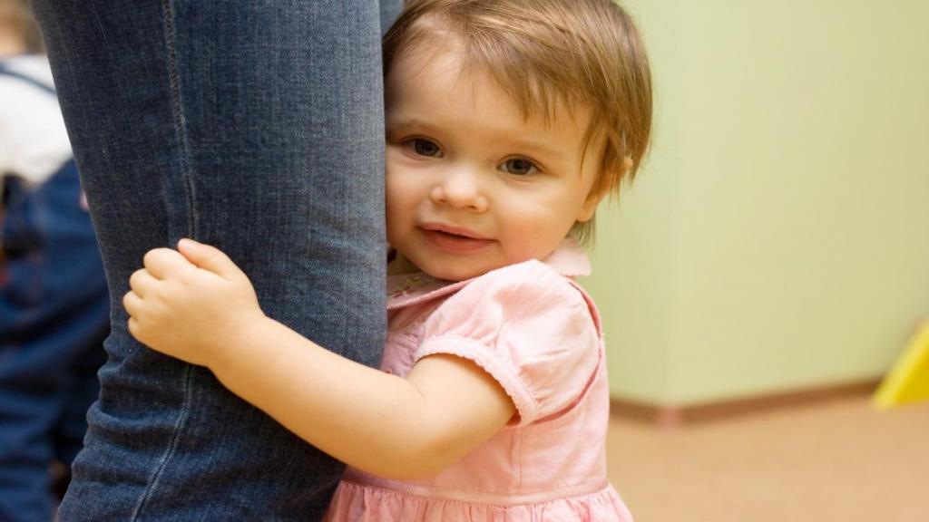 بچه خجالتی: 8 راهکار ساده برای کمک به کودک خجالتی و کمرو