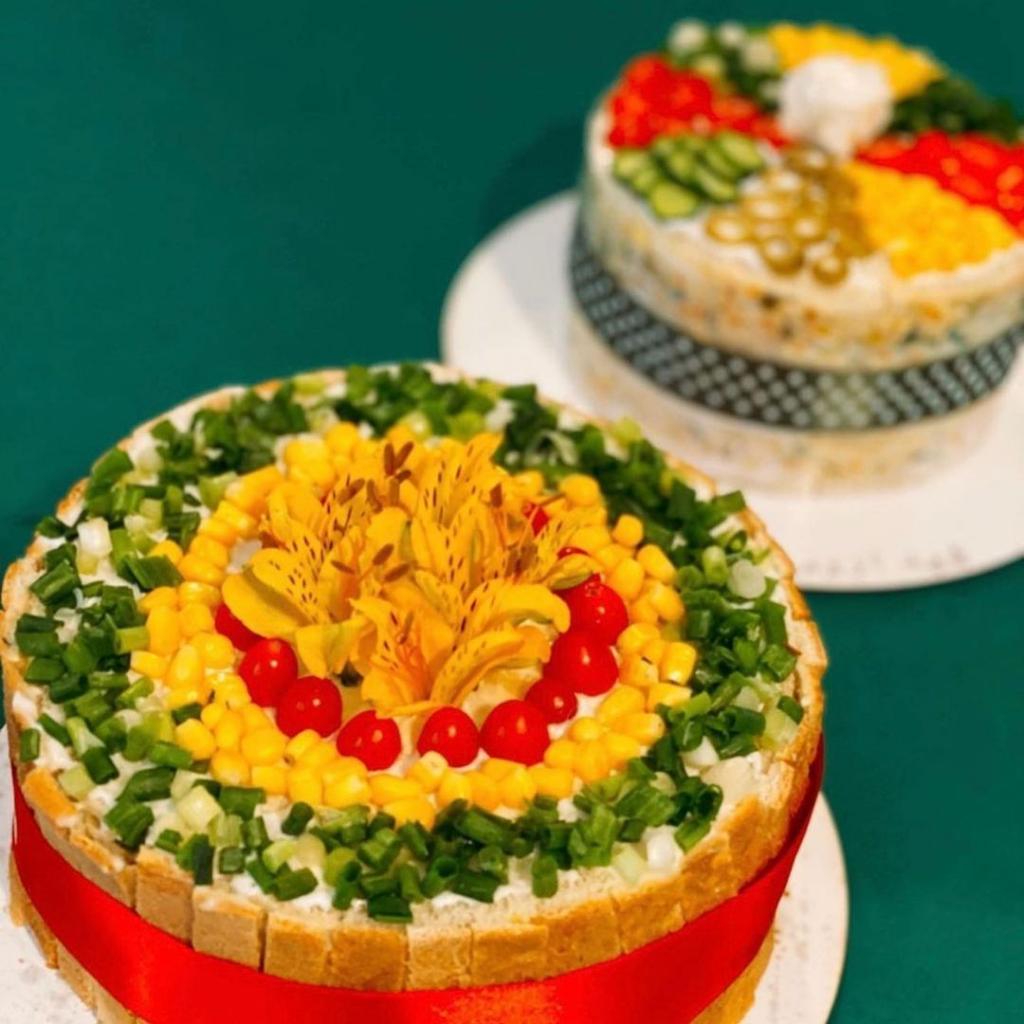 تزئین سالاد الویه به شکل کیک برای مهمانی با نان تست