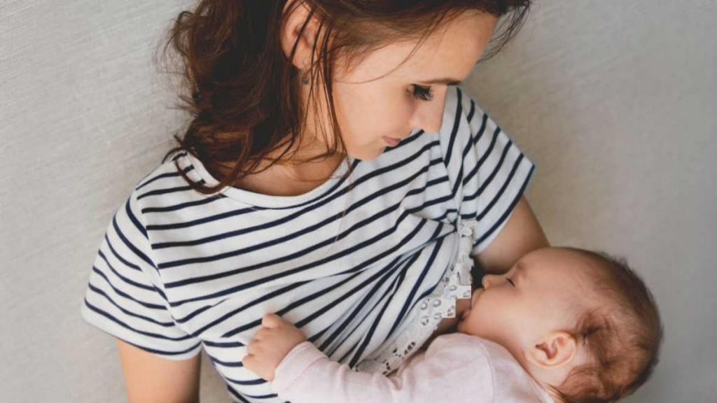 به خواب رفتن نوزاد هنگام شیر خوردن: علل، عوارض و راه های پیشگیری از آن