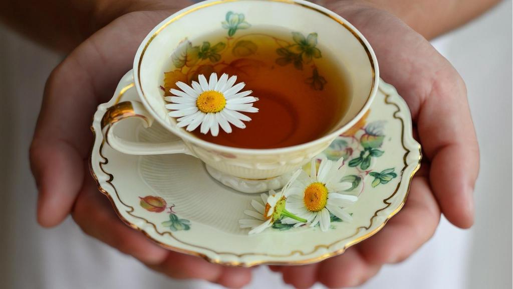 نوشیدن چای نعناع یا چای بابونه: درمان حالت تهوع بعد از غذا