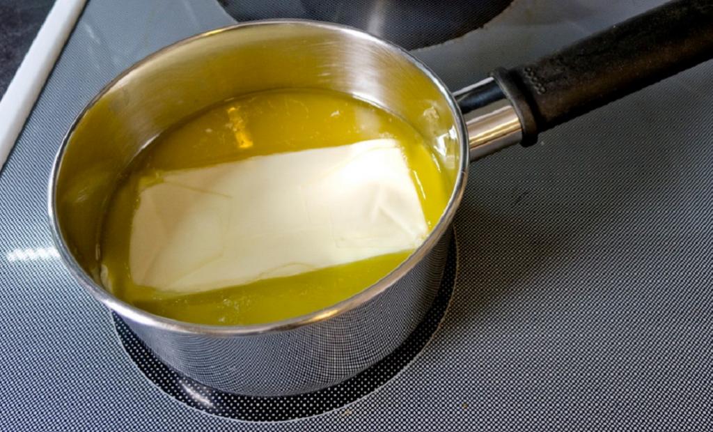 Слой кипящего масла для приготовления. Топленое масло. Растопленное сливочное масло. Топленое растительное масло. Масло гхи жир.