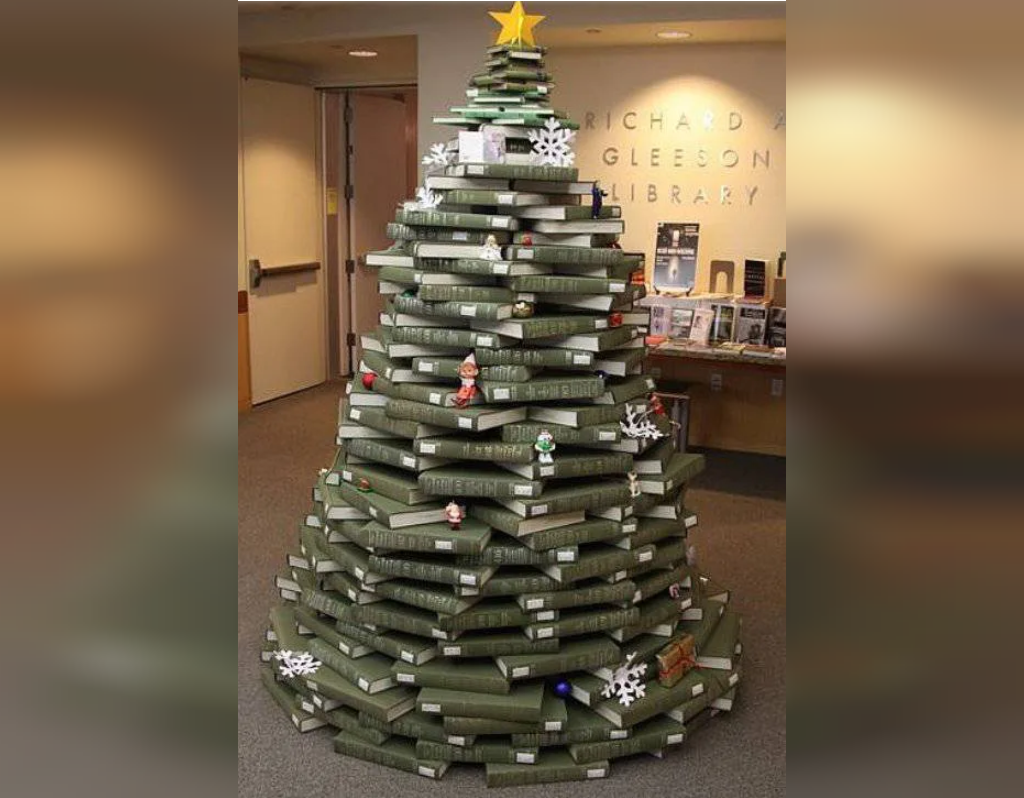 تزیین درخت کریسمس بازیافت شده با کتاب