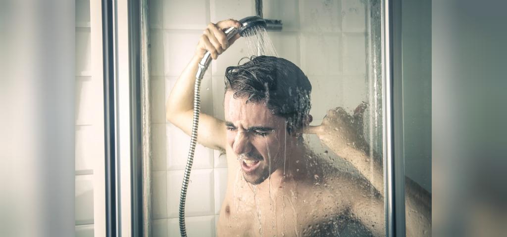 آیا باید برای پایین آوردن تب دوش یا حمام آب سرد بگیرید؟