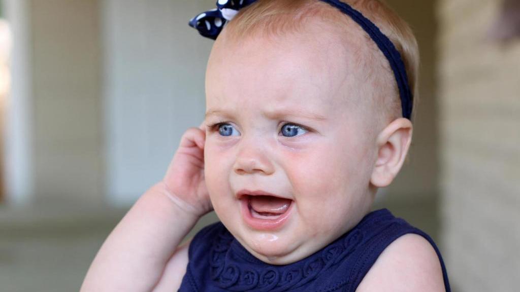 علائم عفونت گوش نوزاد چیست ؛ درمان خانگی عفونت گوش کودکان