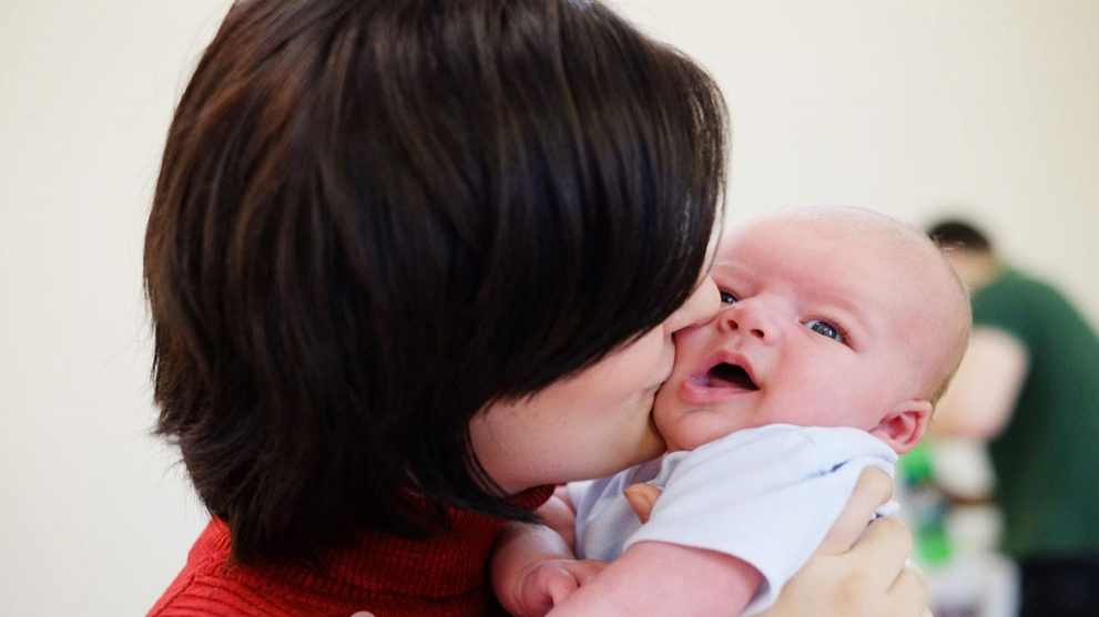 آموزش تصویری دوشیدن شیر مادر با دست به صورت گام به گام