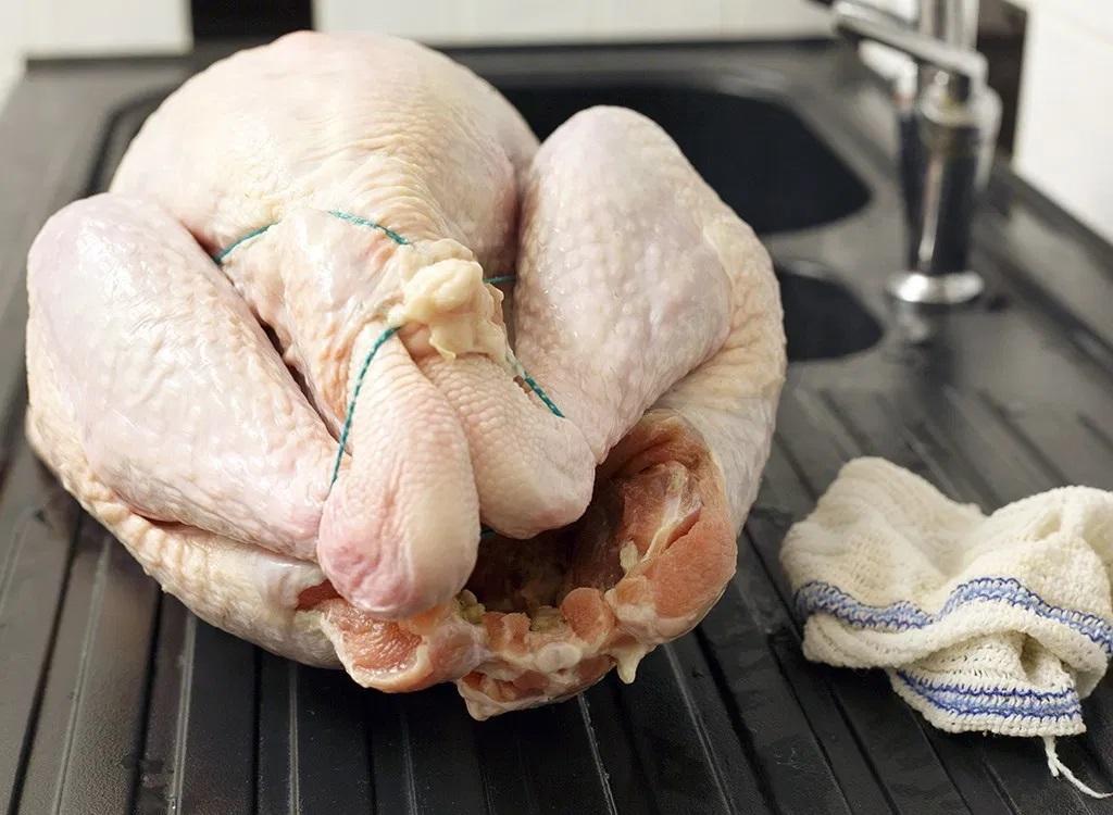 اشتباه: مرغ روی پیشخوان آشپزخانه می ماند تا یخ آن ذوب شود