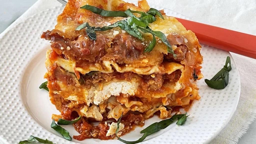 طرز تهیه لازانیا خانگی خوشمزه با سوسیس و سس مارینارا در آرام پز