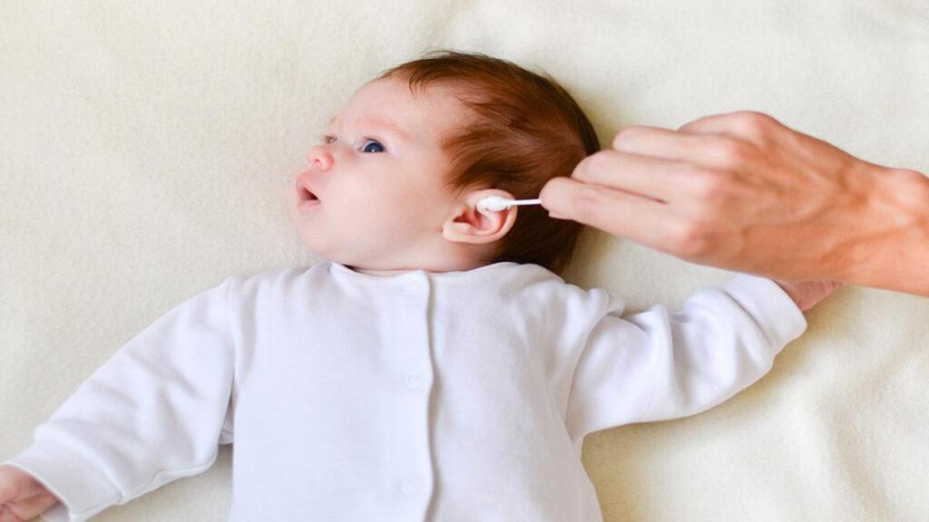 جرم گوش نوزاد: علل، علائم، روش تمیز کردن، تشخیص و درمان آن