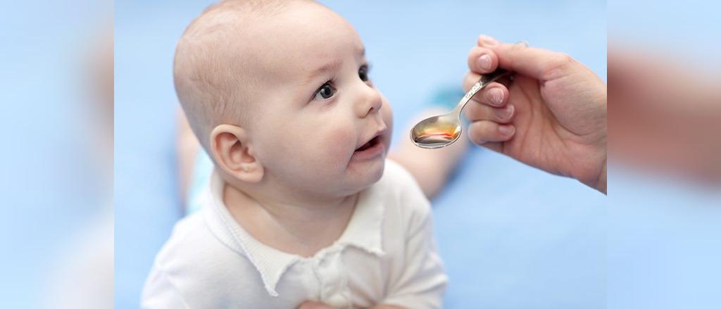 9 راه هوشمندانه برای کمک به خوراندن دارو به بچه