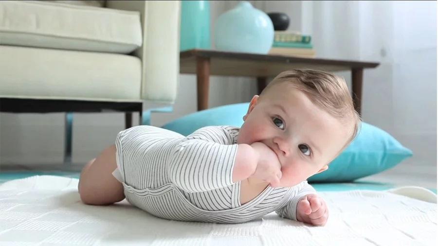 چه زمانی روی شکم خوابیدن نوزاد مجاز است و خطرات دمر خواباندن چیست؟