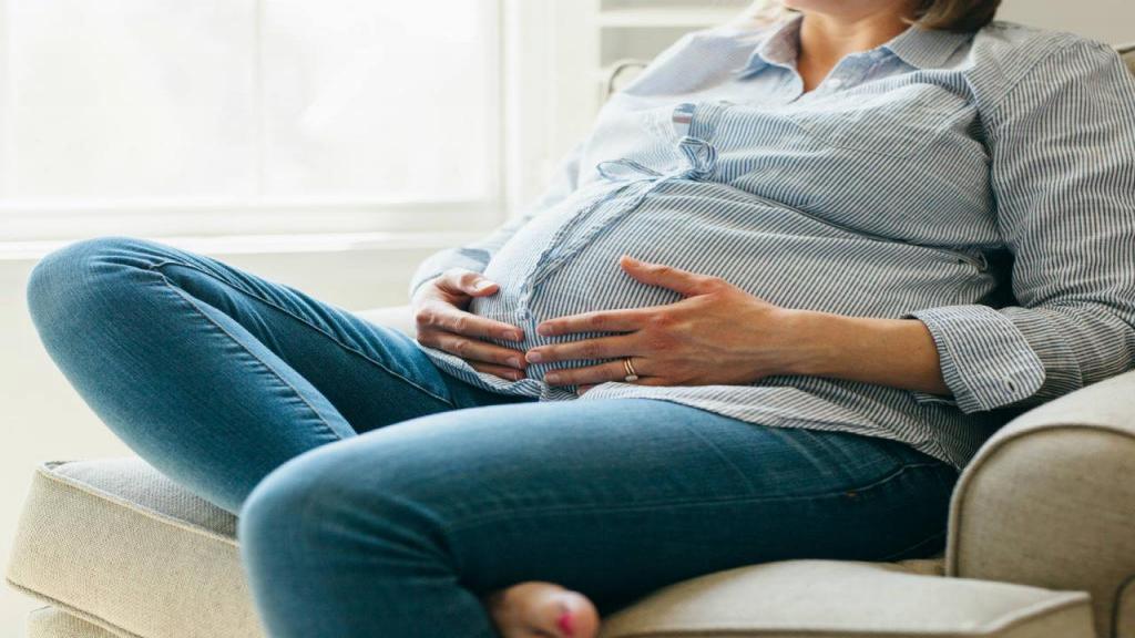 تغییرات بدن در بارداری + راهکارهایی برای رفع حالت تهوع زنان باردار