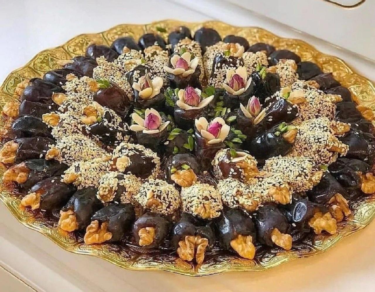 مدل تزیین خرما با گل محمدی و کنجد 2