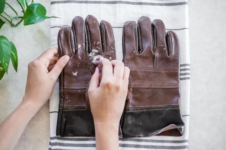 نحوه تمیز کردن و مراقبت از دستکش های چرمی5