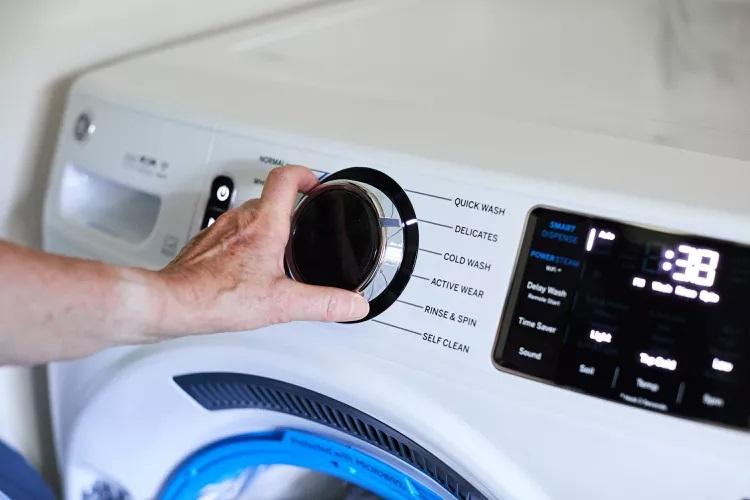 انتخاب تنظیمات ماشین لباسشویی و بارگیری گزینه شتسشوی روتختی 3