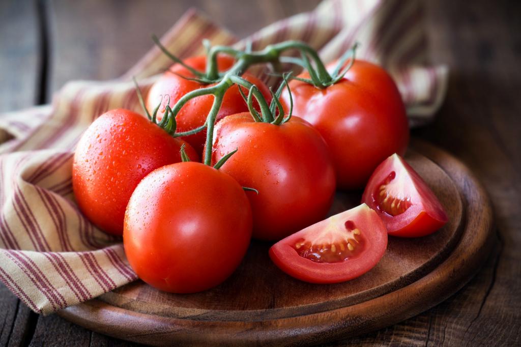 خواص گوجه فرنگی برای منافذ باز پوست