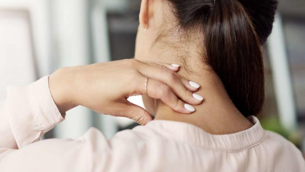 علت گرفتگی عصب گردن (رادیکولوپاتی گردنی) چیست و درمان آن